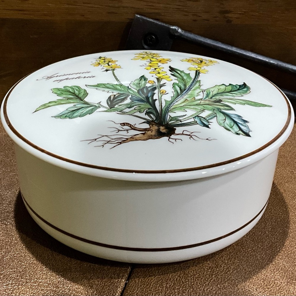 VILLEROY & BOCH Porcelain covered trinket dish